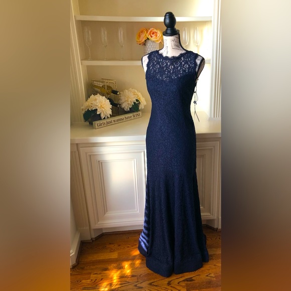 Adrianna Papell Lace Trumpet Gown - NEW W/TAGS - Picture 3 of 6